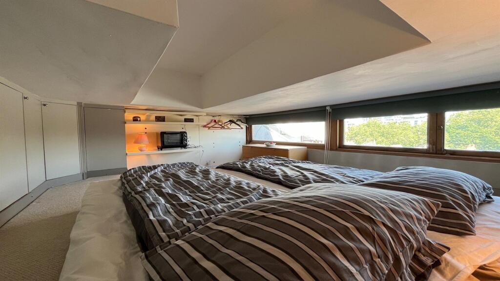 12,33RGbedroom.jpg