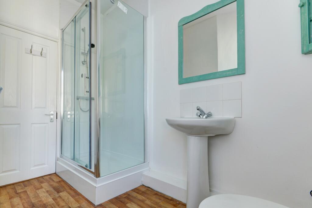 103 Whippingham Road Bathroom (2)