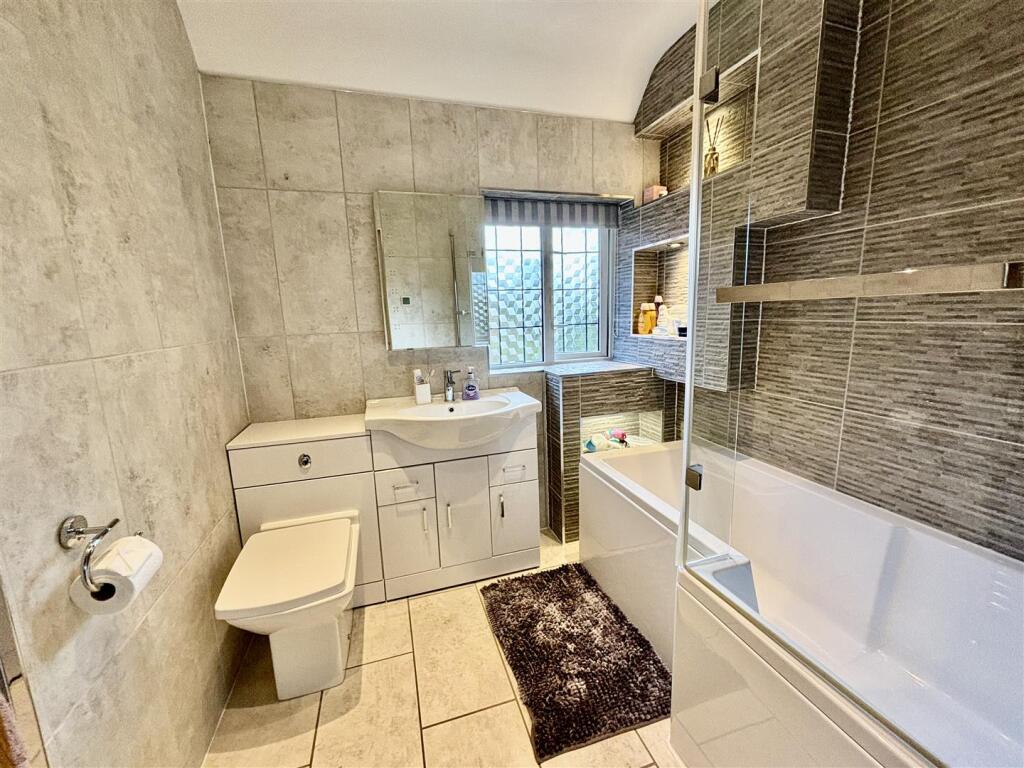 01_Bathroom_Family.jpeg