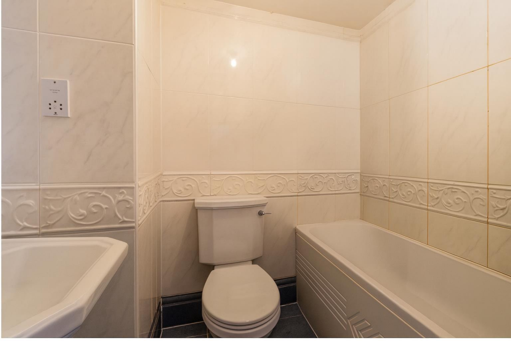 F5BC392B-9E2D-4509-A9AE-707060BF5F17 bathroom.PNG