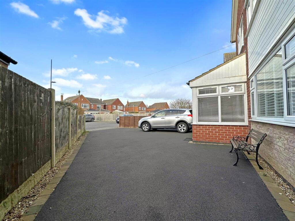 Extensive Tarmac Driveway 877