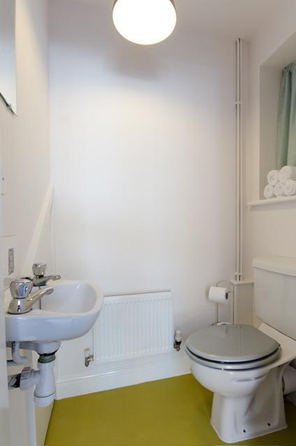 GUEST CLOAKROOM / WC