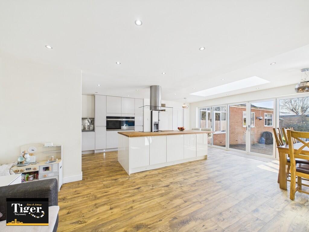 CAM02176G0-PR0523...