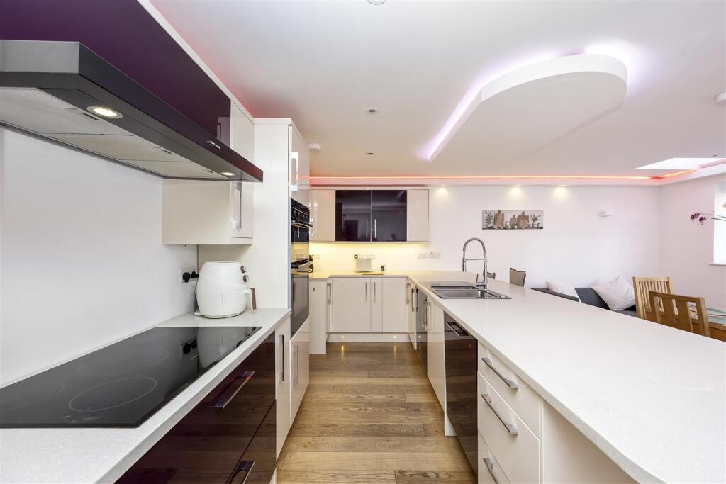 Courtlands Close 8-011.JPG