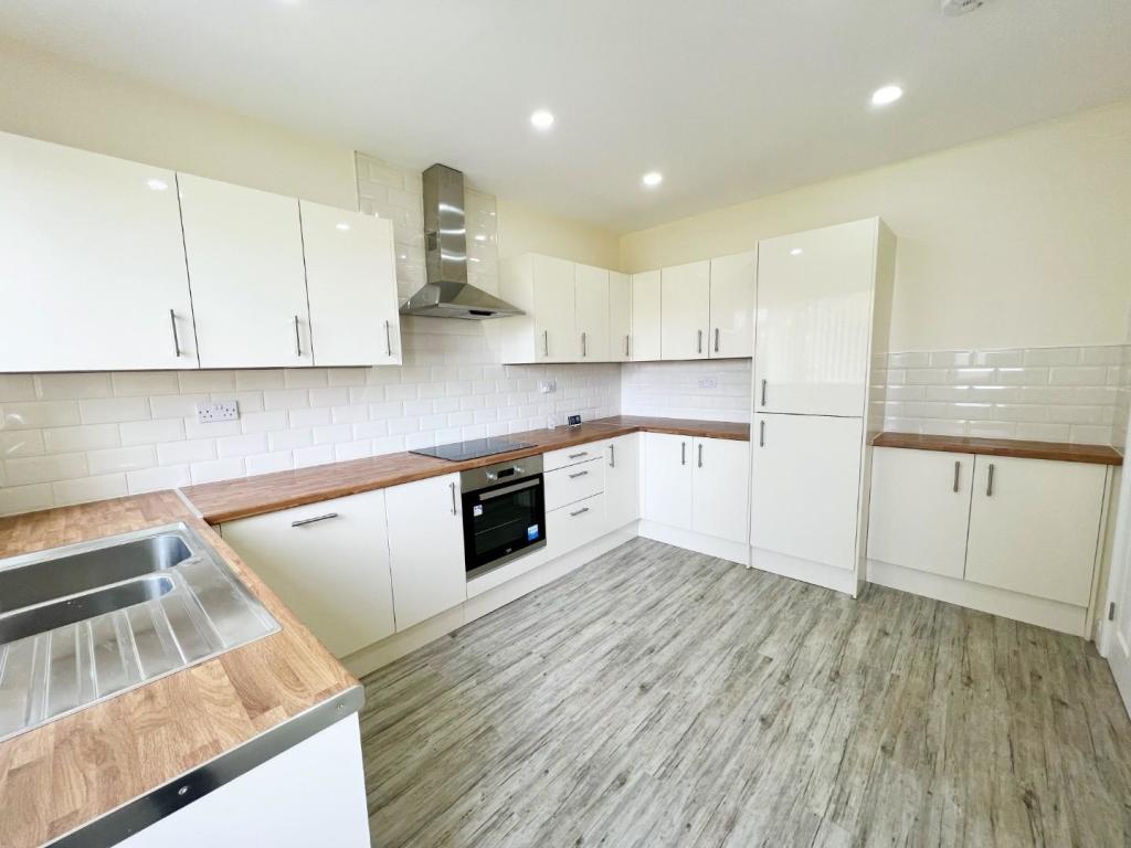 Kitchen 2.jpg