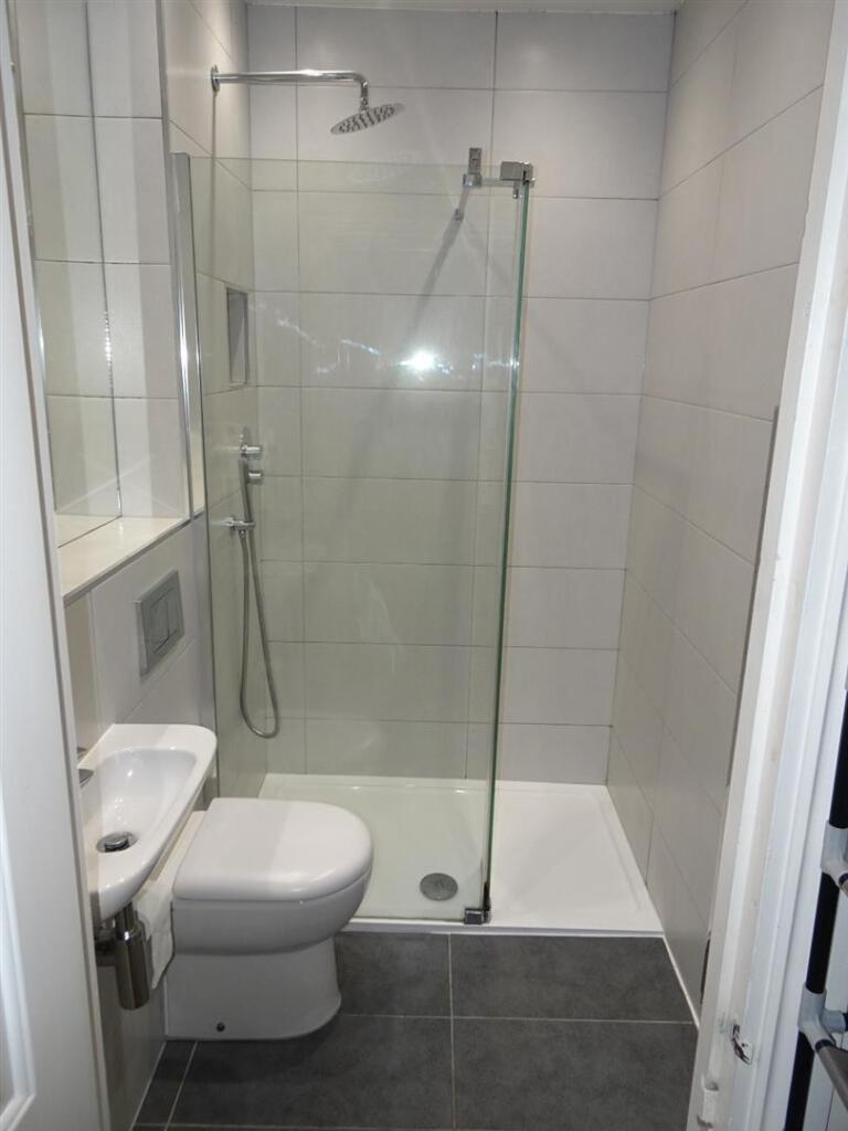 1st floor rear shower room.JPG