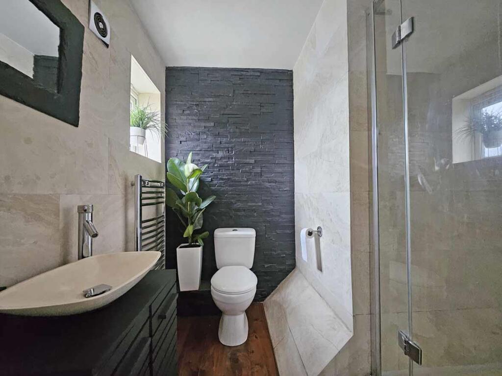 Aberdeen Avenue 100 En-Suite.jpg