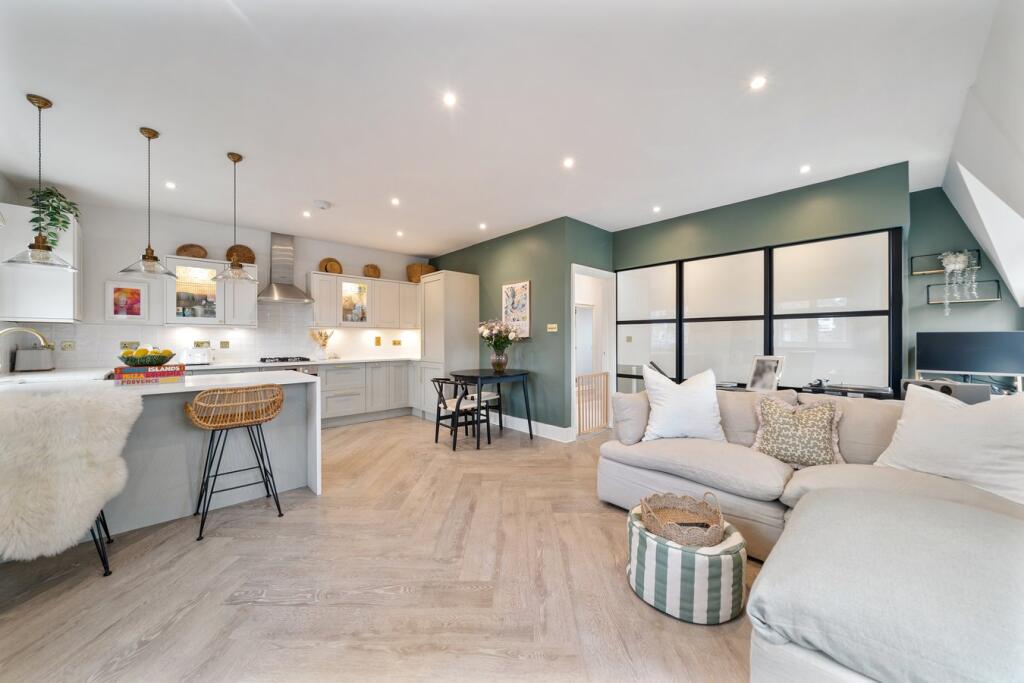 Stile Hall Gardens, Gunnersbury, Chiswick, W4