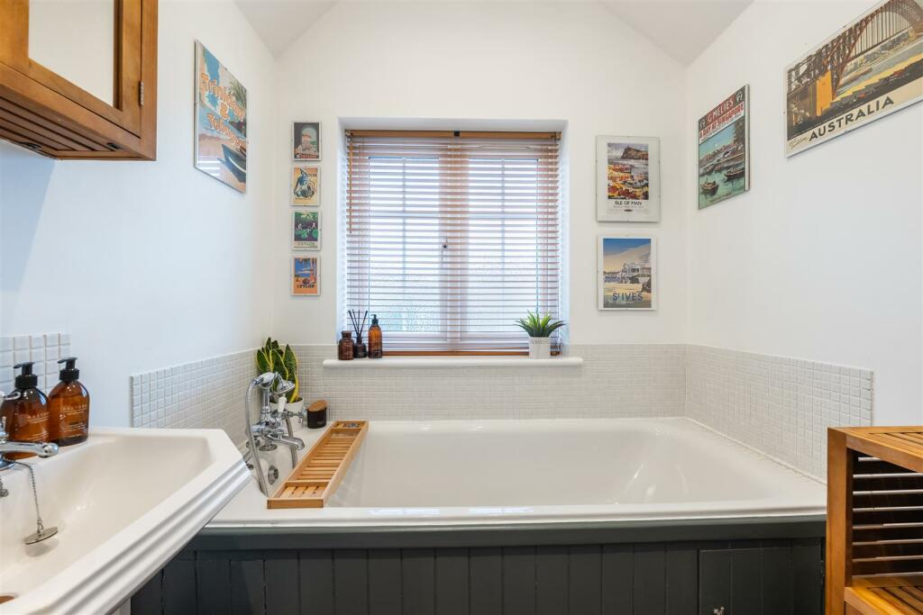 BATHROOM-3.jpg