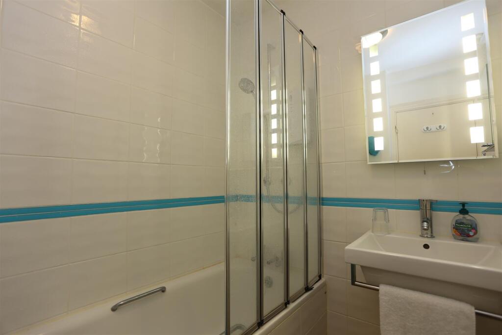 61 Coombe Lea (2).JPG