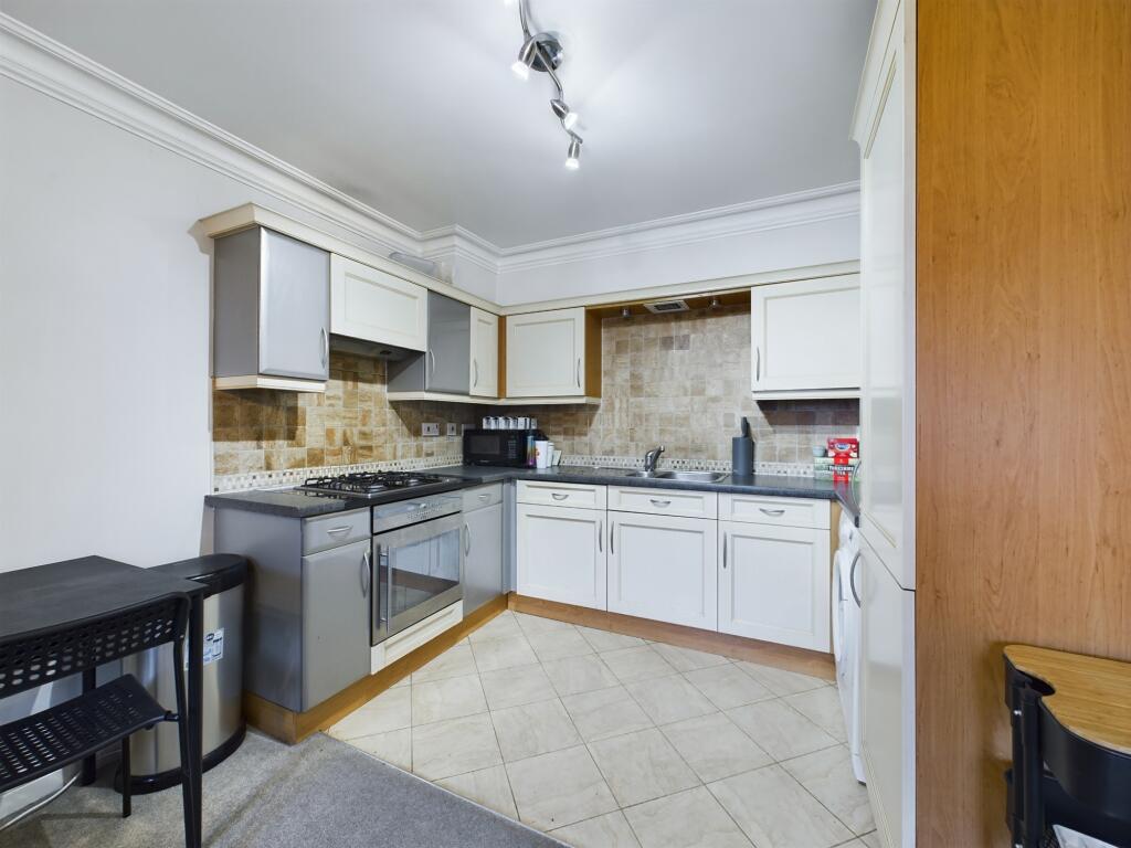 CAM03860G0-PR0106-STILL009