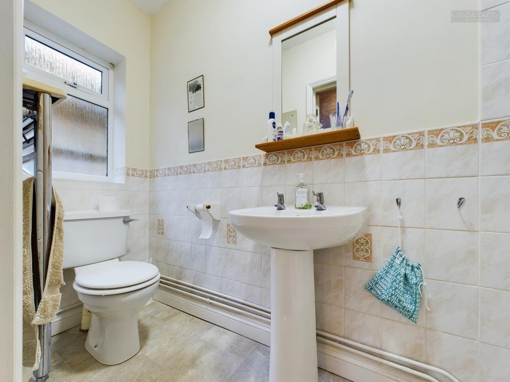 En-Suite To Master Bedroom
