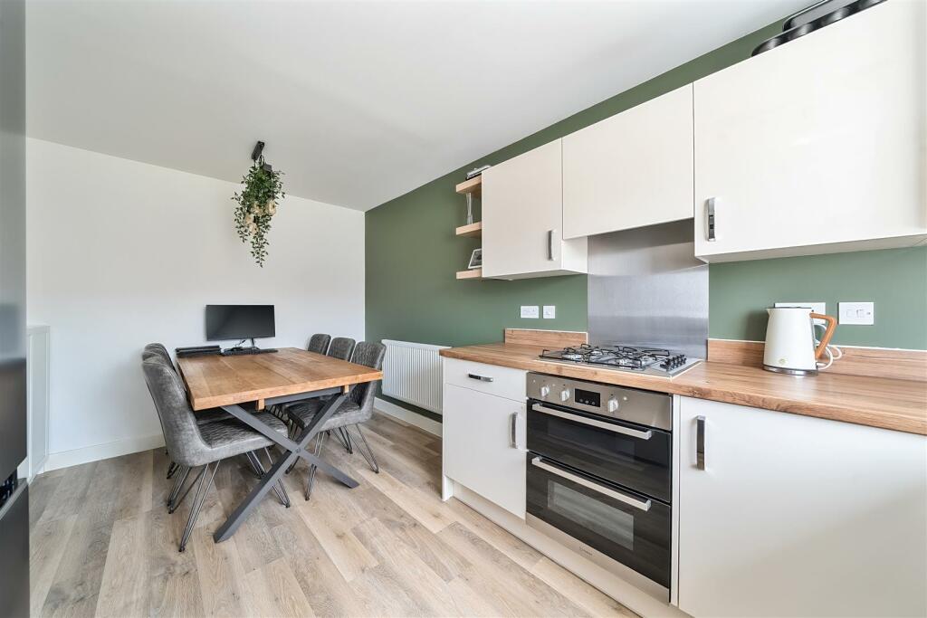 Lynx Street 4 Bedroom Detached For Sale - Kitchen 