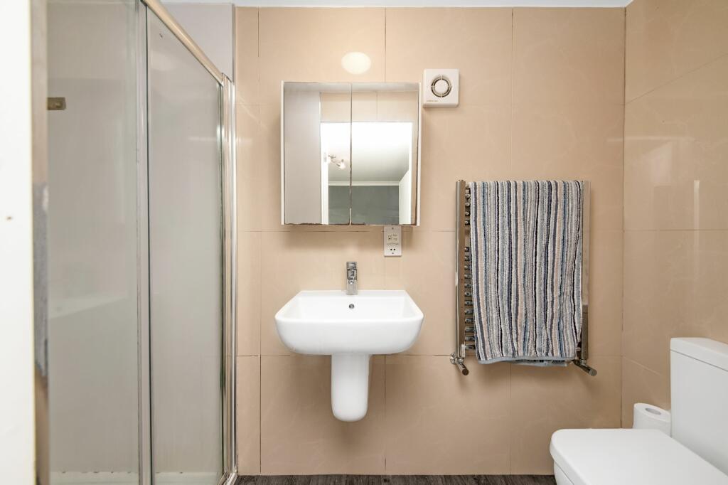 EN-SUITE SHOWER ROOM