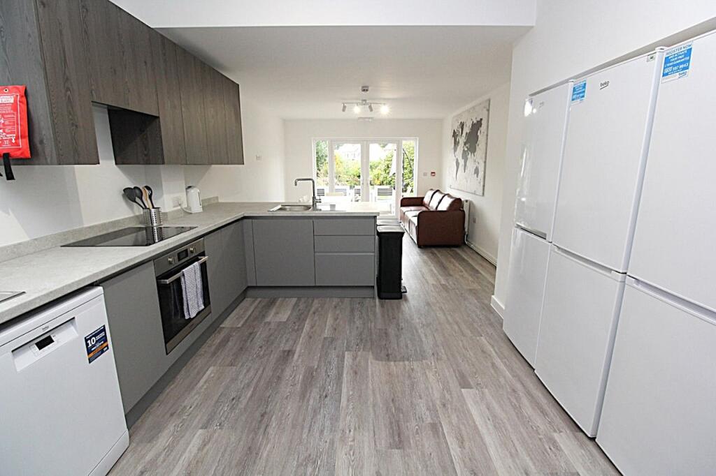 Kitchen to Lounge e.jpg