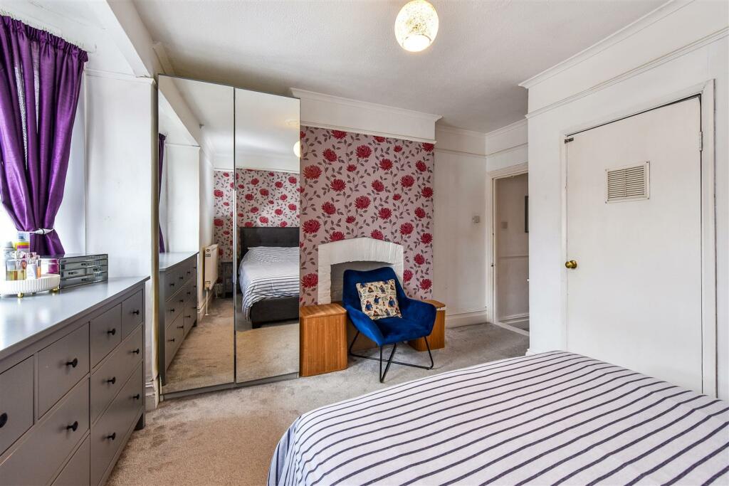 Master Bedroom /1