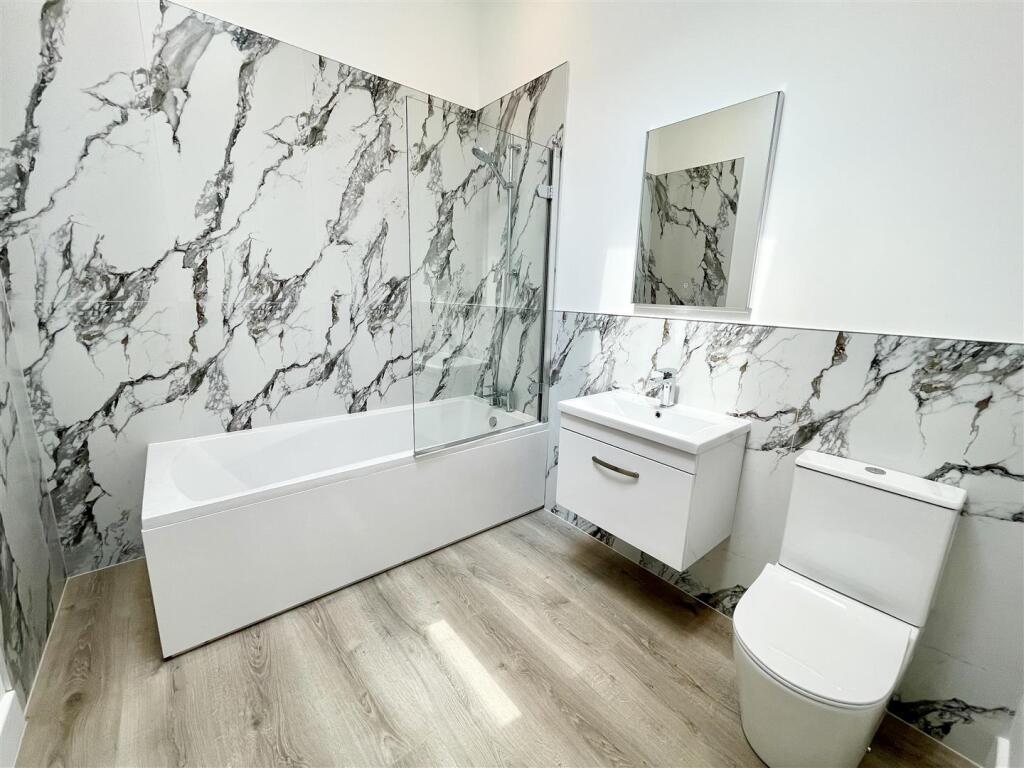 10. Family Bath.jpg
