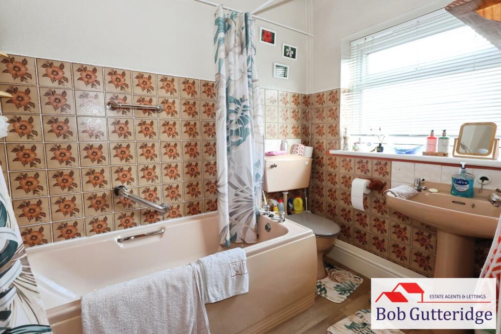 FIRST FLOOR BATHROOM