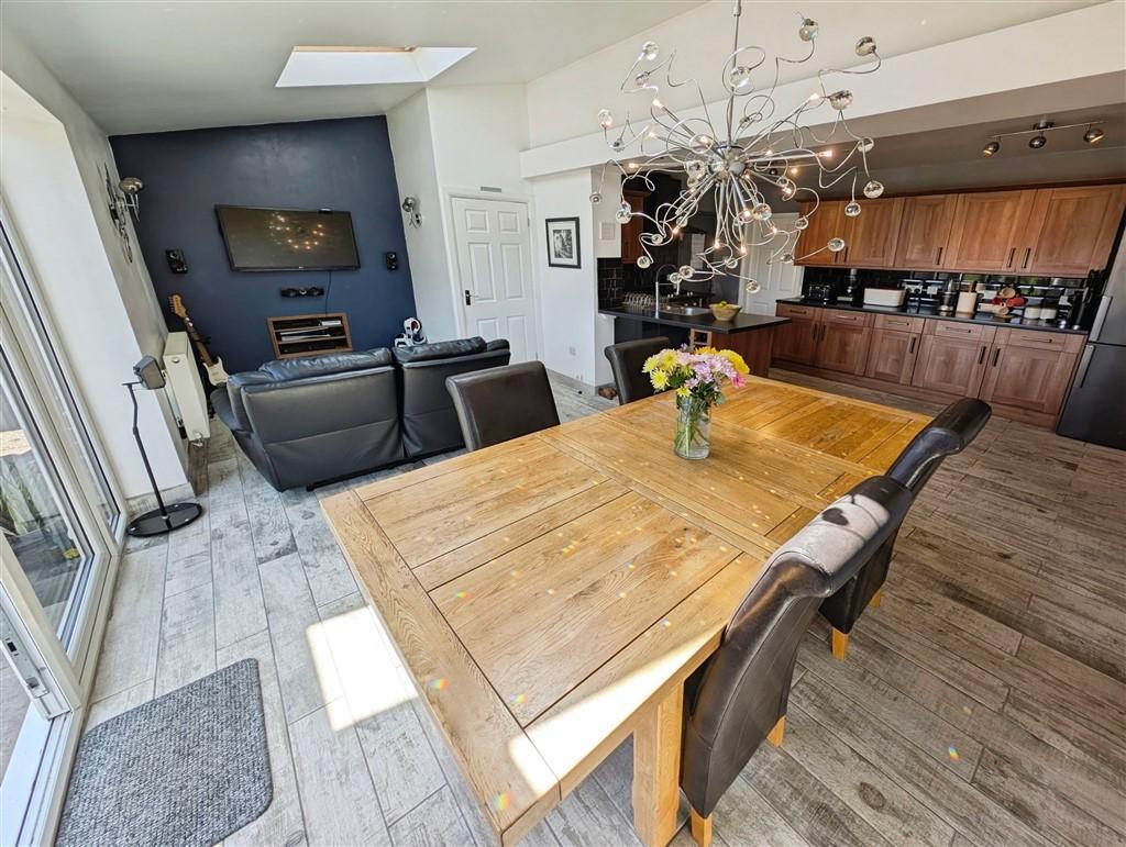 Open-Plan Kitchen/Diner/Snug