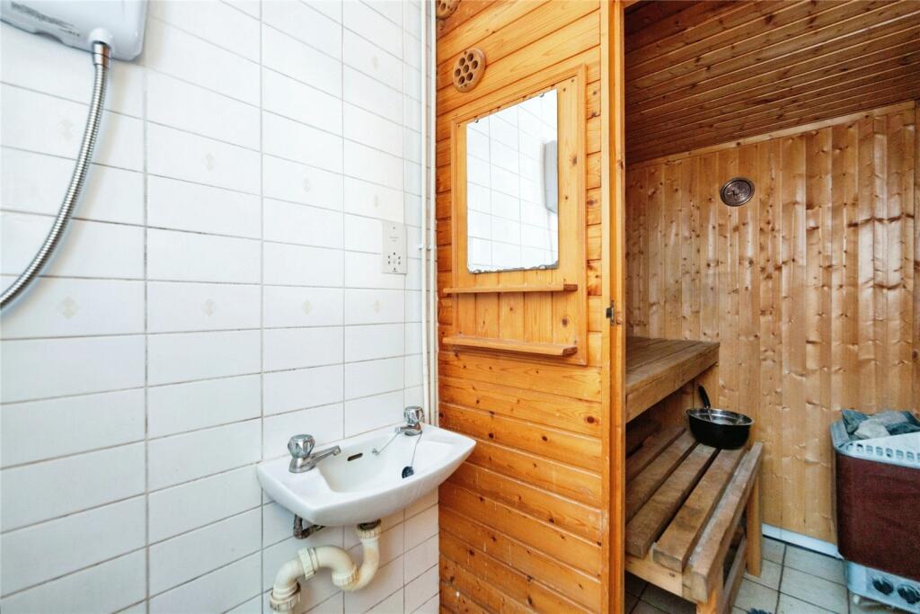 Ensuite &amp; Sauna