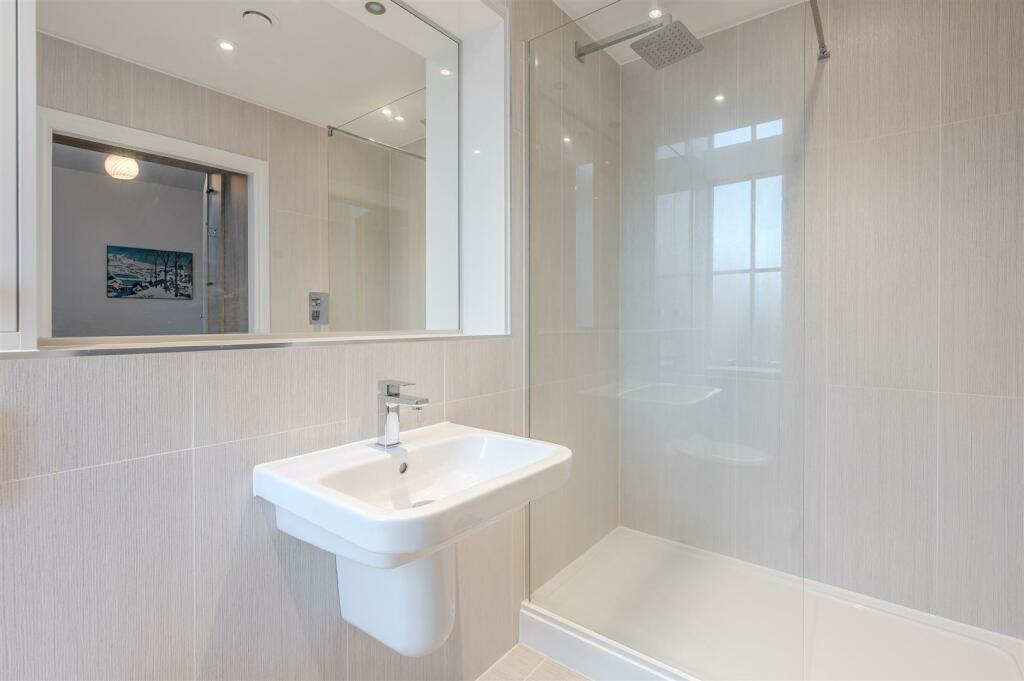 EN SUITE SHOWER ROOM