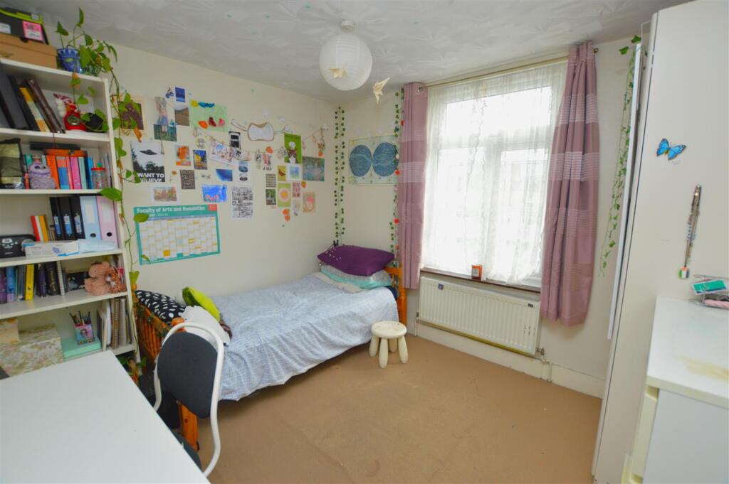 53 Hounslow Avenue bed3.JPG