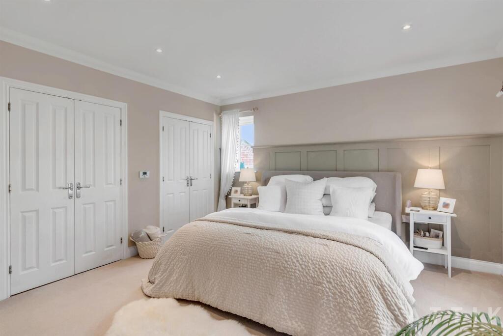 4 Golden Orfe Close Mulbarton NR14 8FH (3).jpg