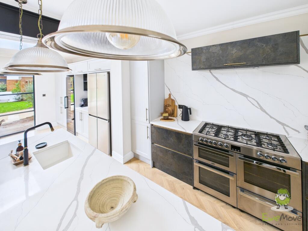 CAM01543G0-PR0166-STILL062