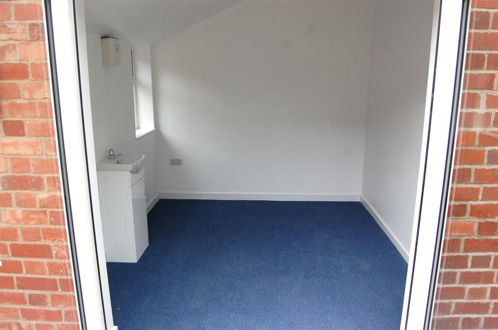 13. garden room.JPG