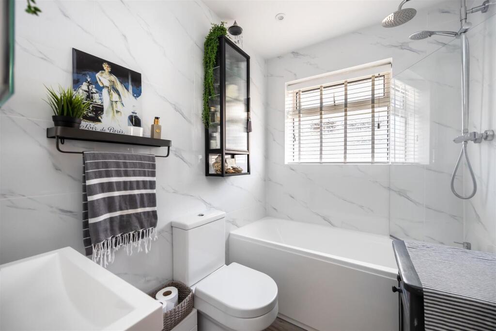 Greenleas 32 BATHROOM.jpeg