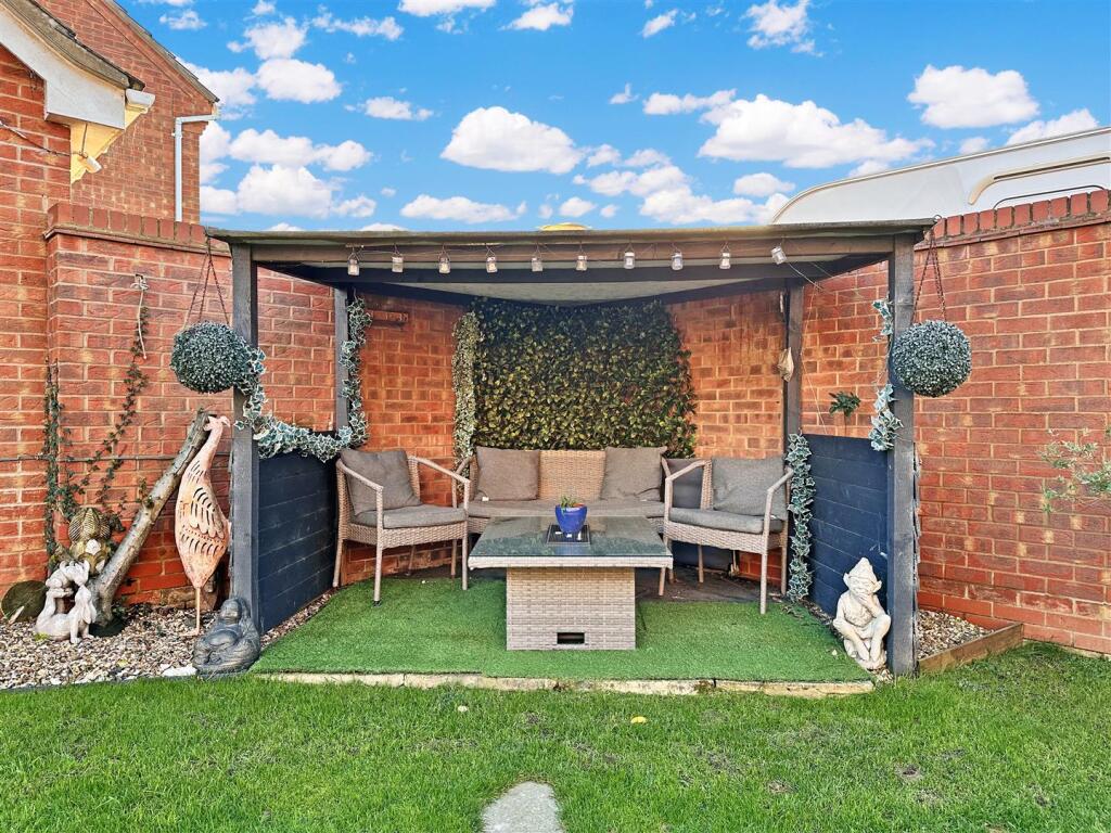 Outdoor Seating Area 447