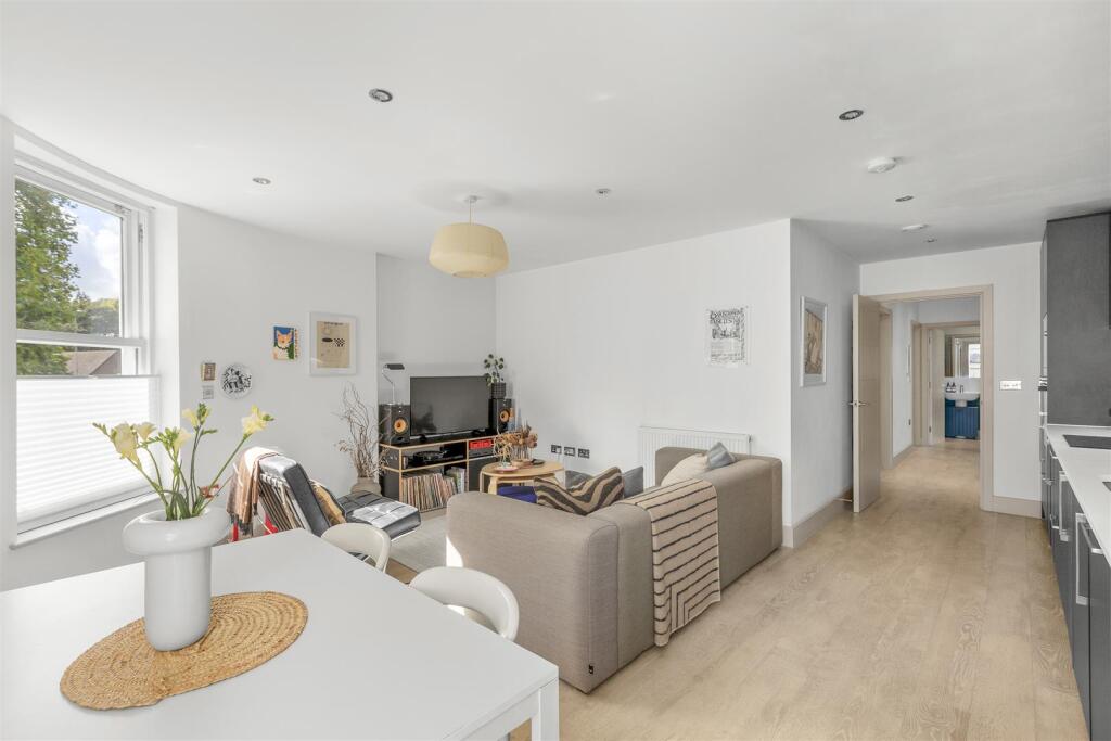 5 Trinity Place, Easton Street, HP11 1WN-8.jpg
