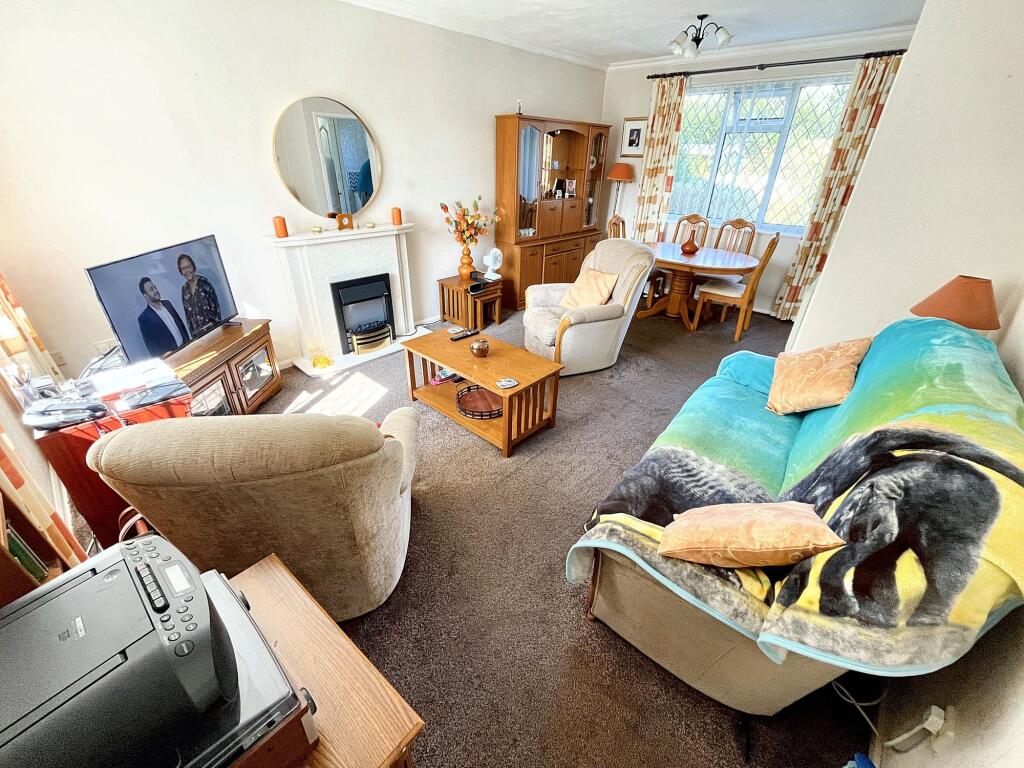 Sunshine Lounge-Dining Room