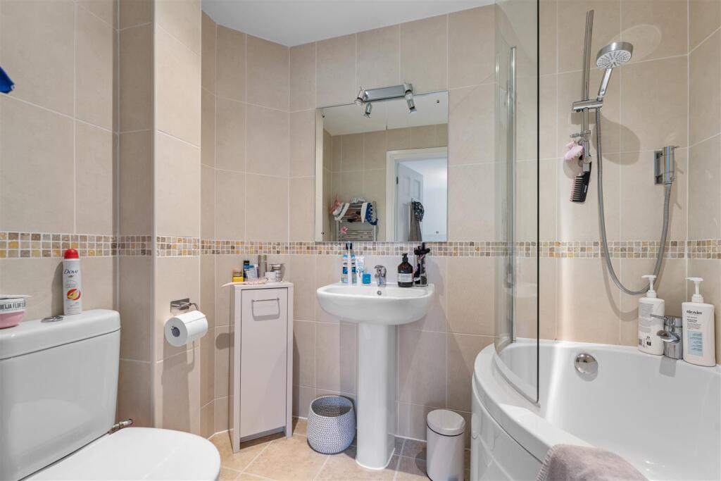 EN-SUITE SHOWER ROOM