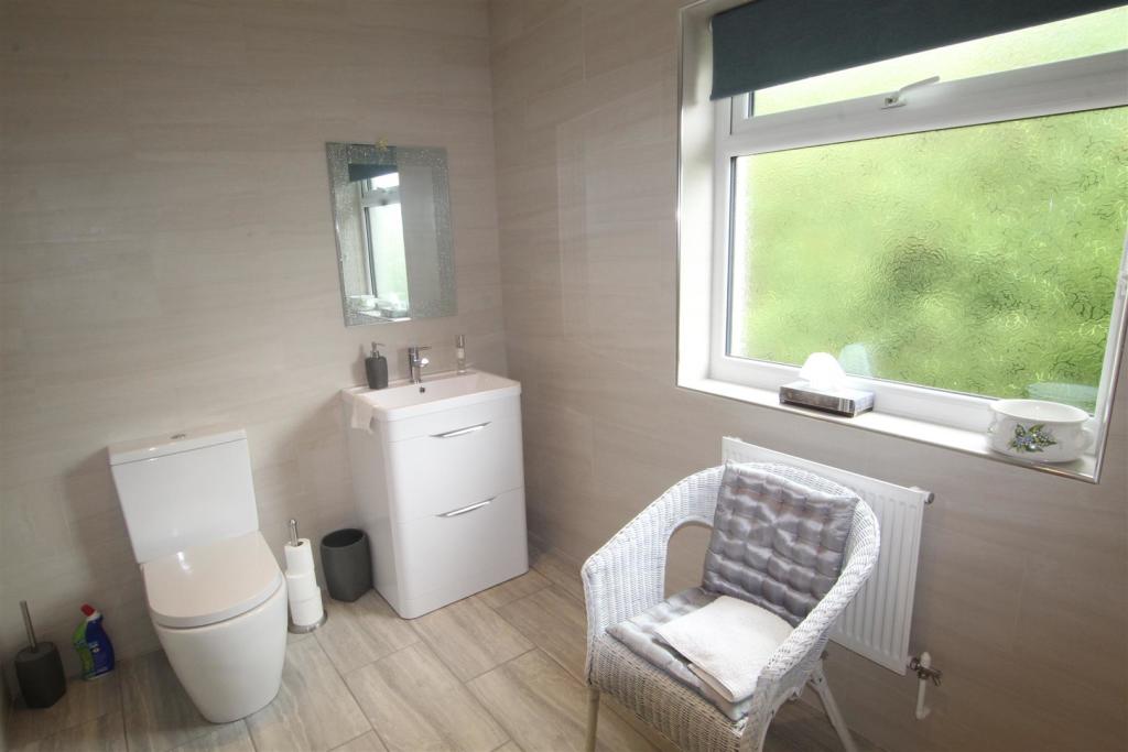 bed 1 ensuite.JPG