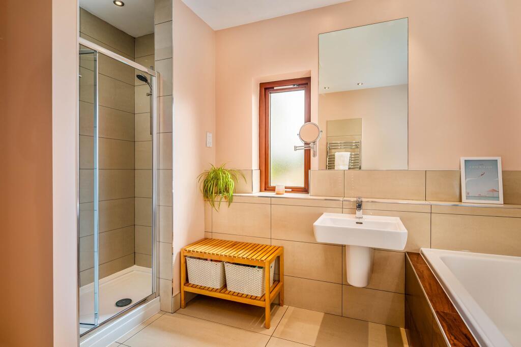 Master bedroom en suite 