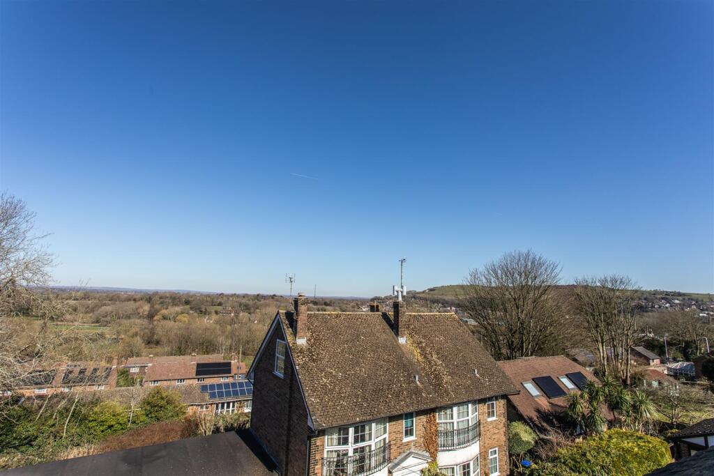 2 Sackville Close48.jpg