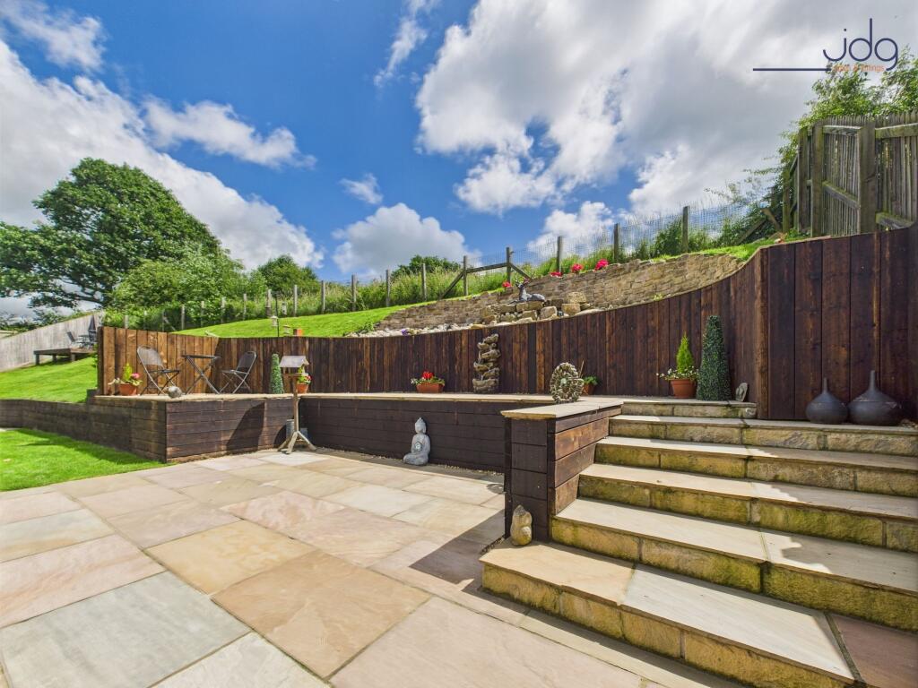 Extensive rear garden