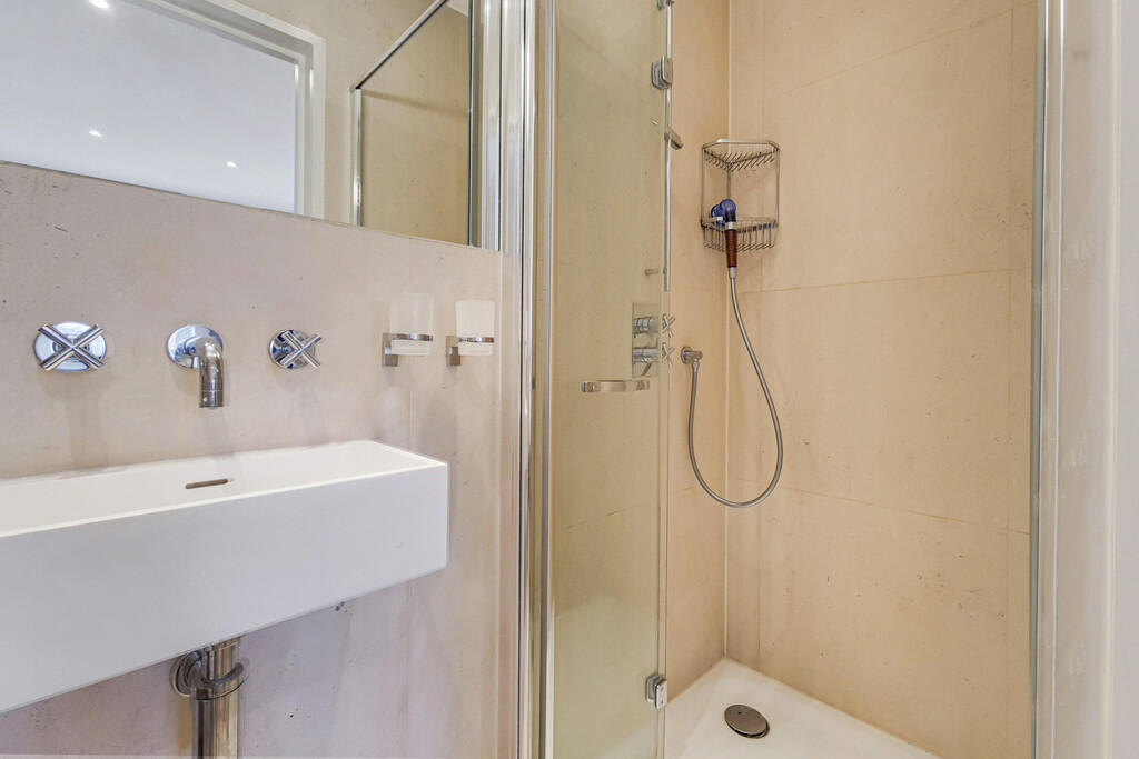 5_Main Ensuite-0 ...