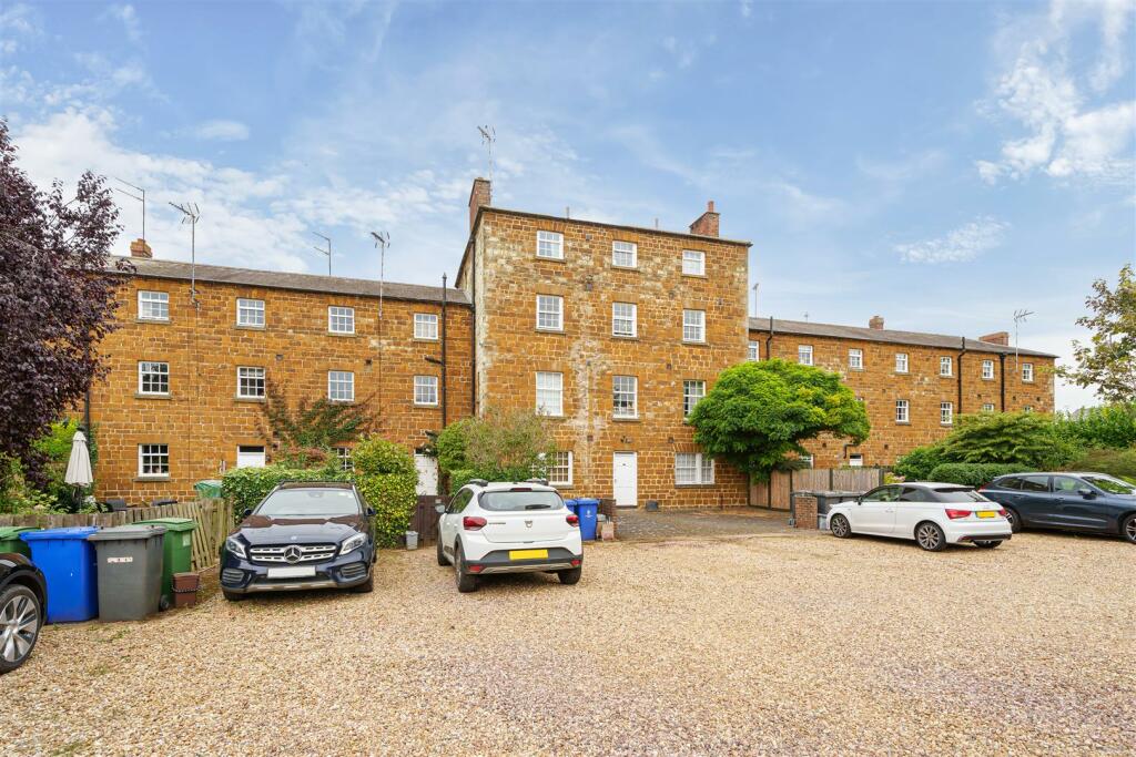 16 Gilbert Scott Court, Towcester (17).jpg