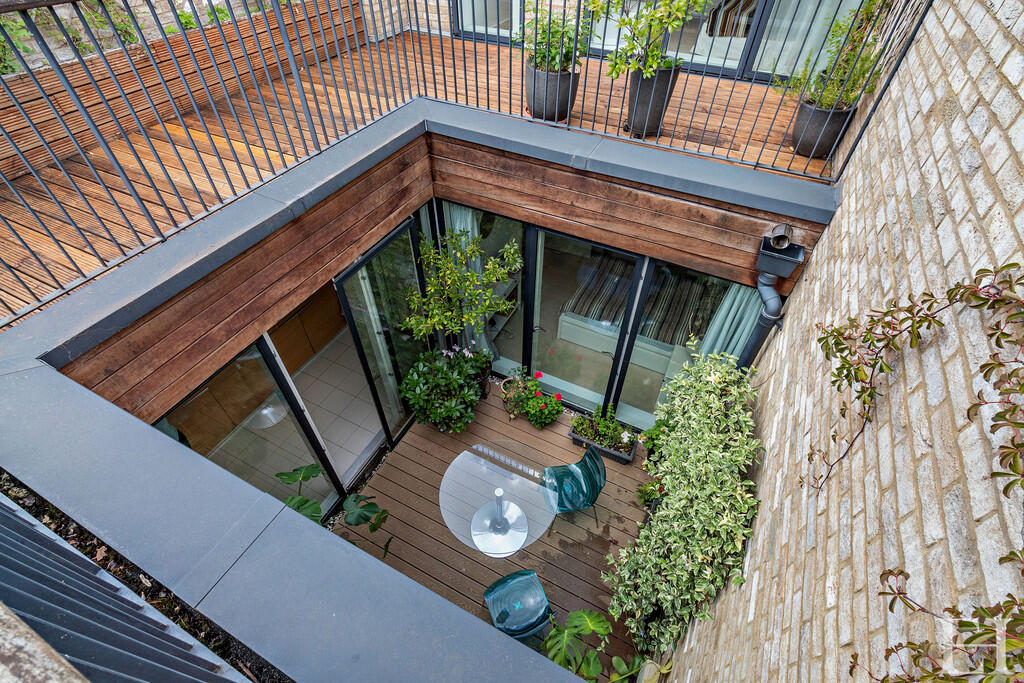 8646083-exteriorW...