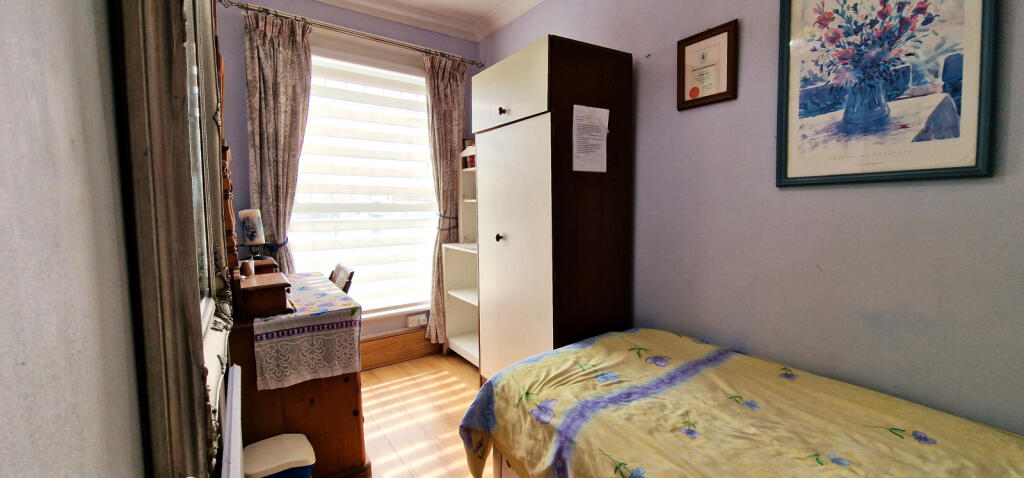 FRONT BEDROOM (4)