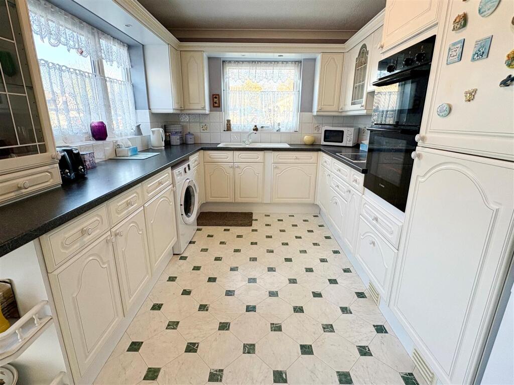 3. kitchen.jpg
