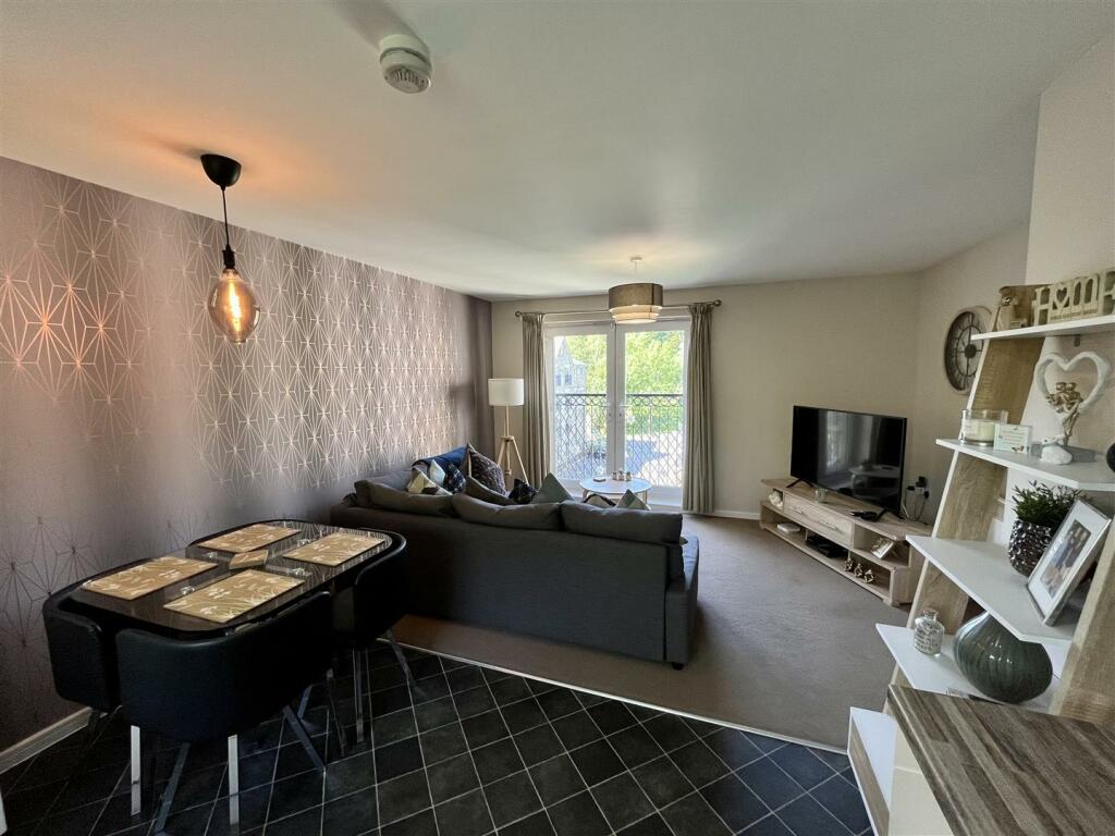 Open Plan Lounge/ Dining &amp; Kitchen