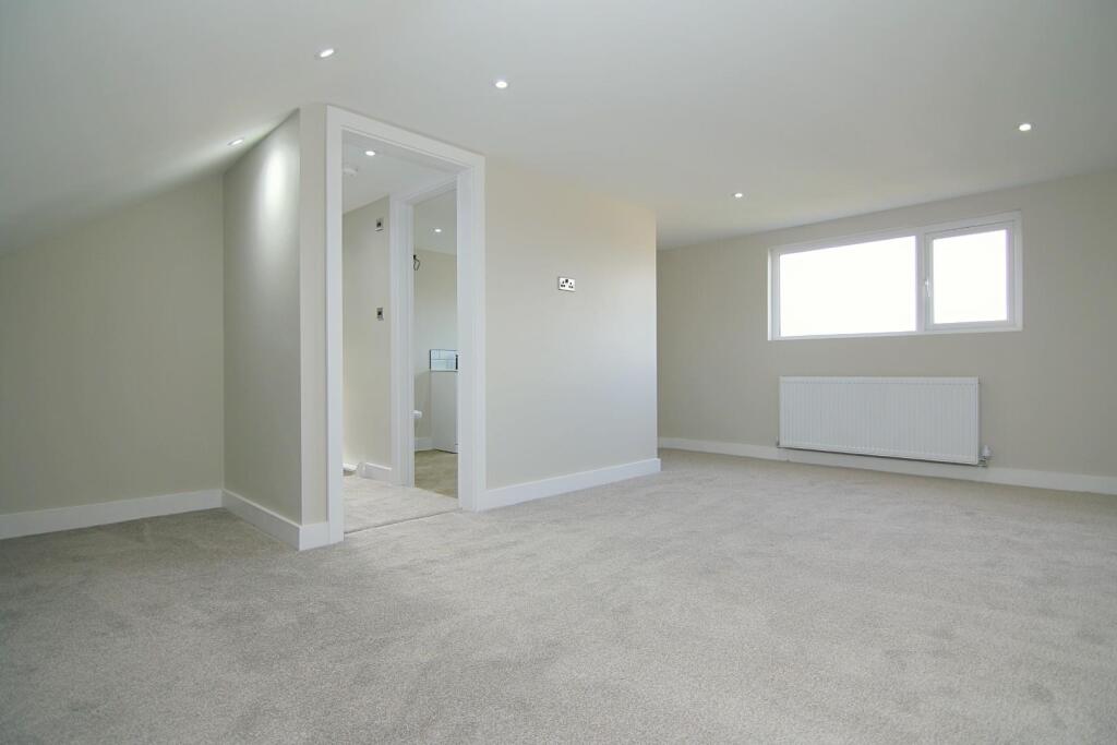 MAIN BEDROOM