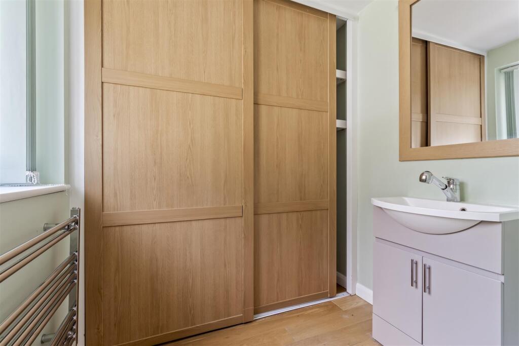 8 Courtlands Close-024.JPG
