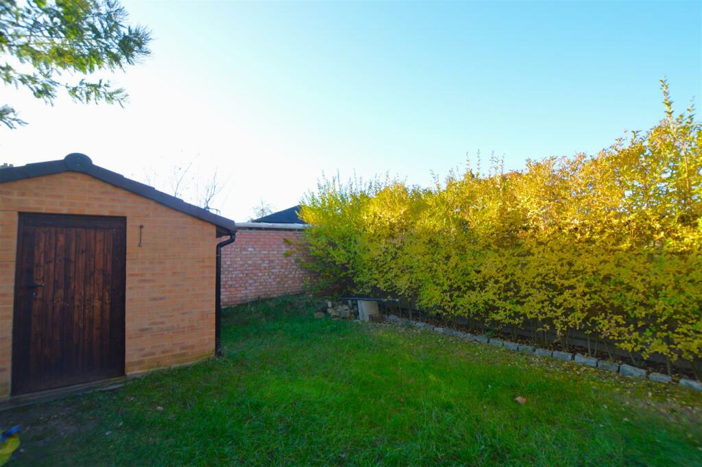 24 Thatchers Way garden.JPG