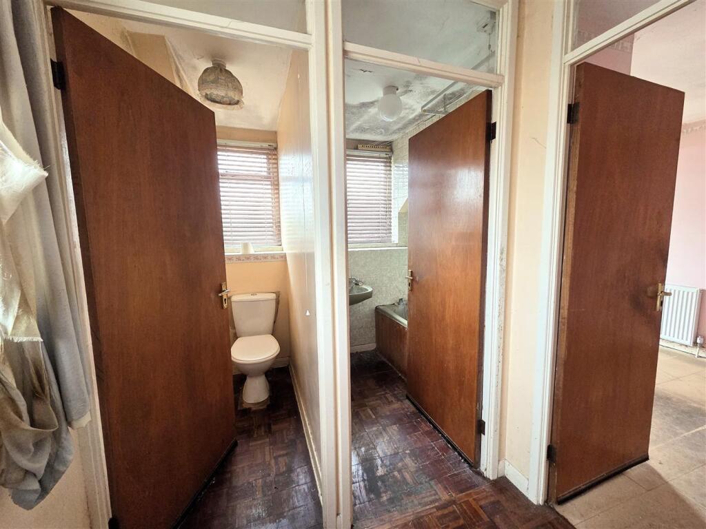 11 Cowley Way - Bathroom.jpg