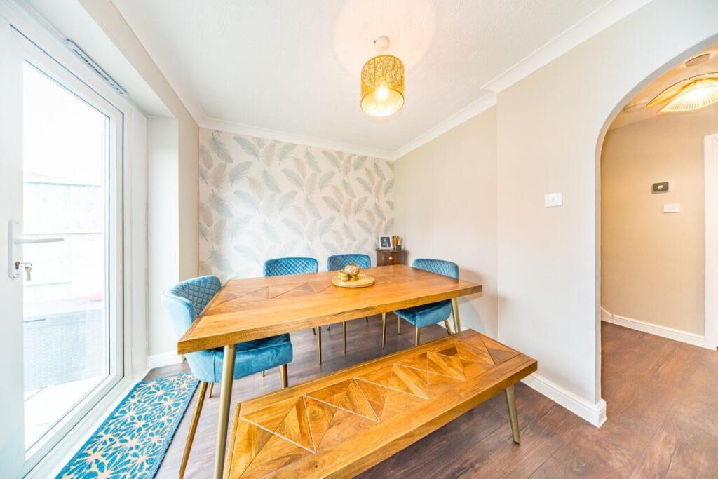 11 Newark Close dining room 2.jpg