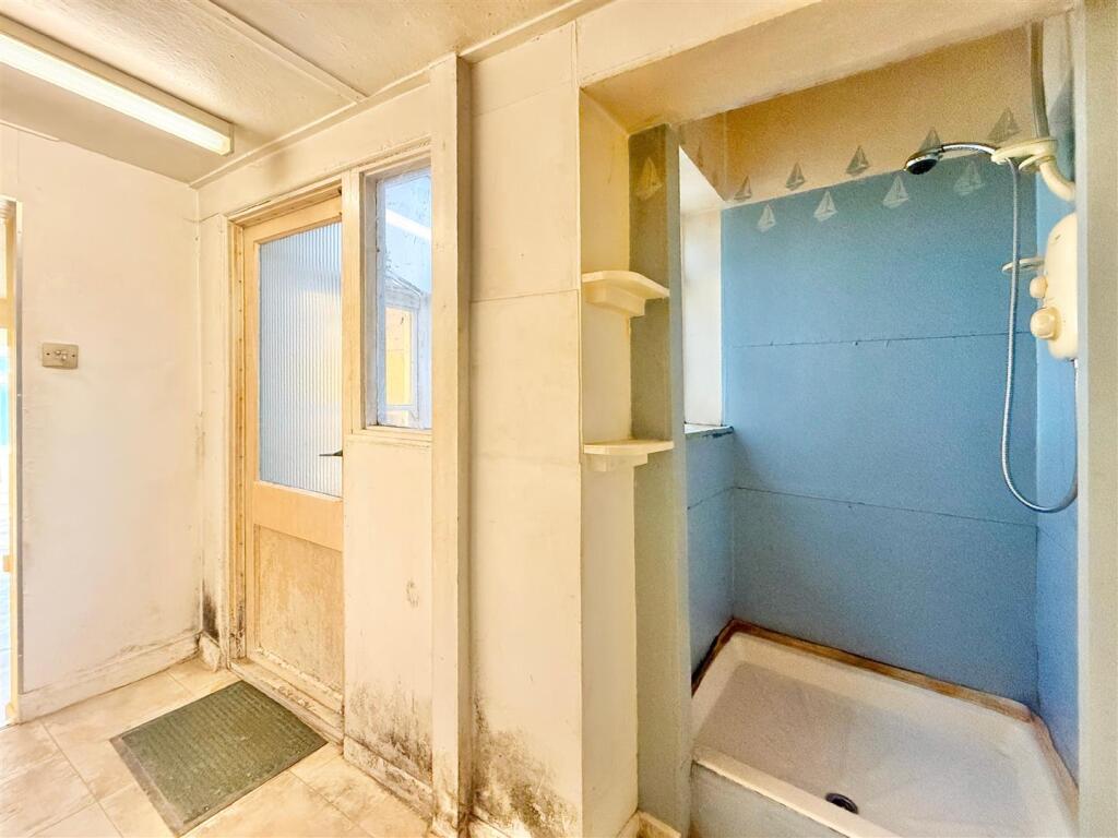 Downstairs Shower.JPG